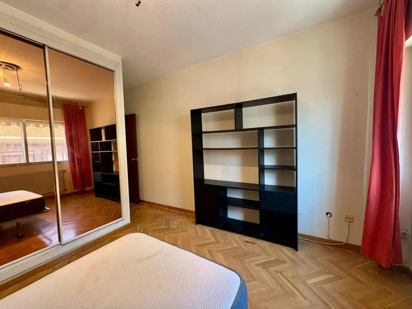 Flat for sale in Calle de las Almortas, 17, Valdeacederas Bedroom of Flat for sale in Madrid Capital with Air Conditioner and Swimming Pool