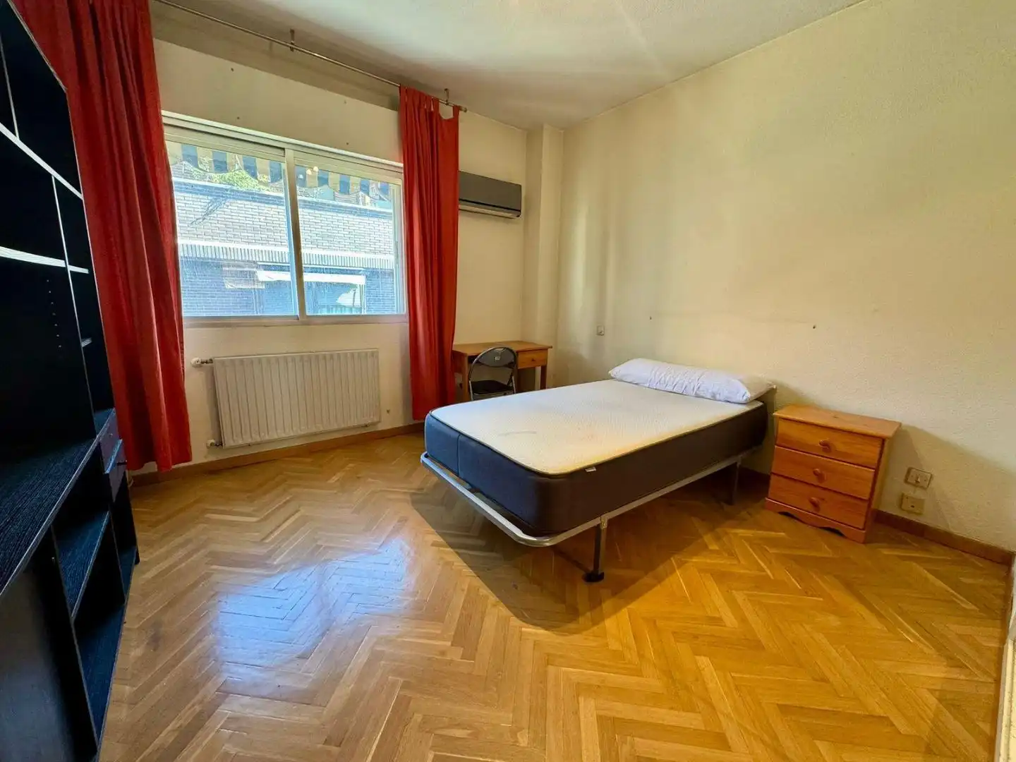 Flat for sale in Calle de las Almortas, 17, Valdeacederas Bedroom of Flat for sale in Madrid Capital with Air Conditioner and Swimming Pool