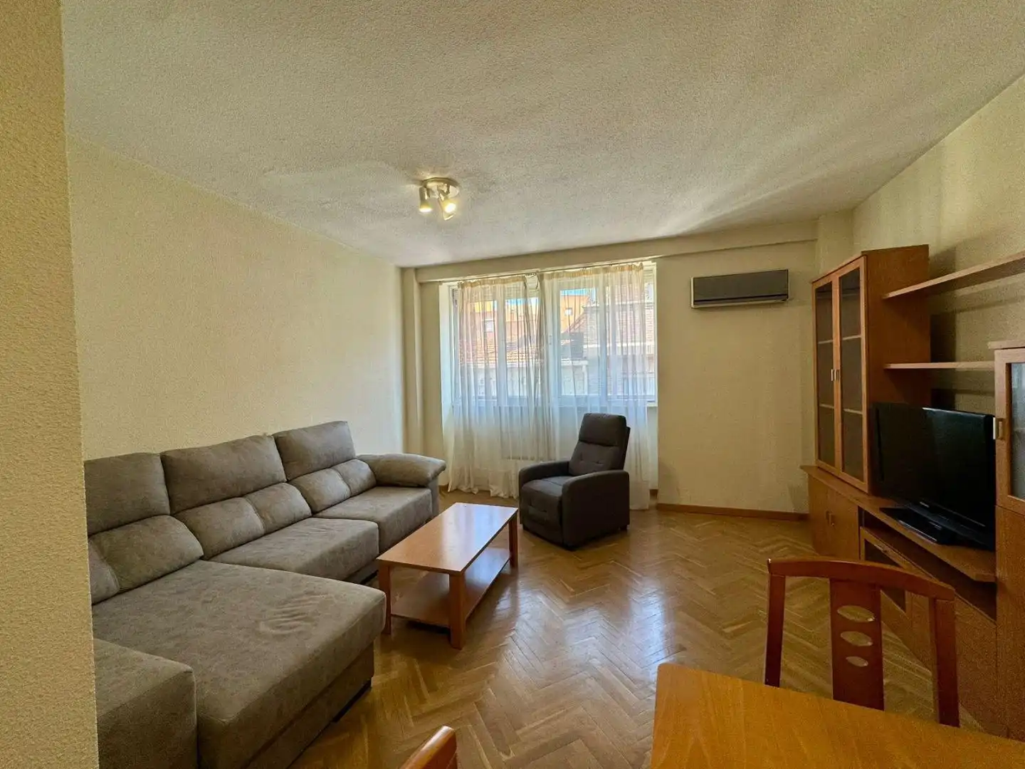 Flat for sale in Calle de las Almortas, 17, Valdeacederas Living room of Flat for sale in Madrid Capital with Air Conditioner and Swimming Pool