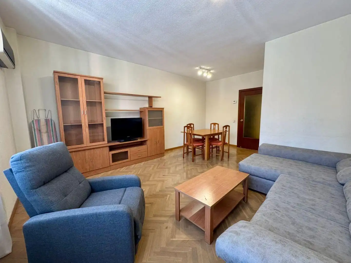 Flat for sale in Calle de las Almortas, 17, Valdeacederas Living room of Flat for sale in Madrid Capital with Air Conditioner and Swimming Pool