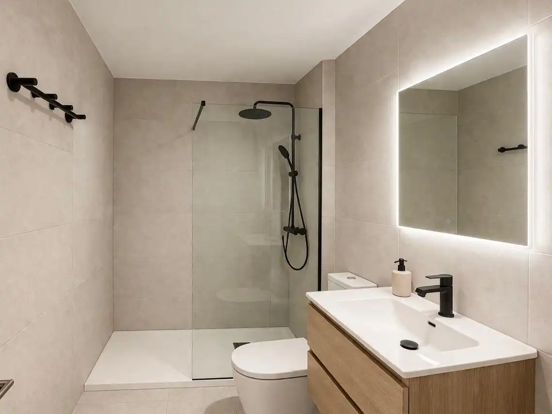 Flat for sale in Calle de las Almortas, 17, Valdeacederas Bathroom of Flat for sale in Madrid Capital with Air Conditioner and Swimming Pool