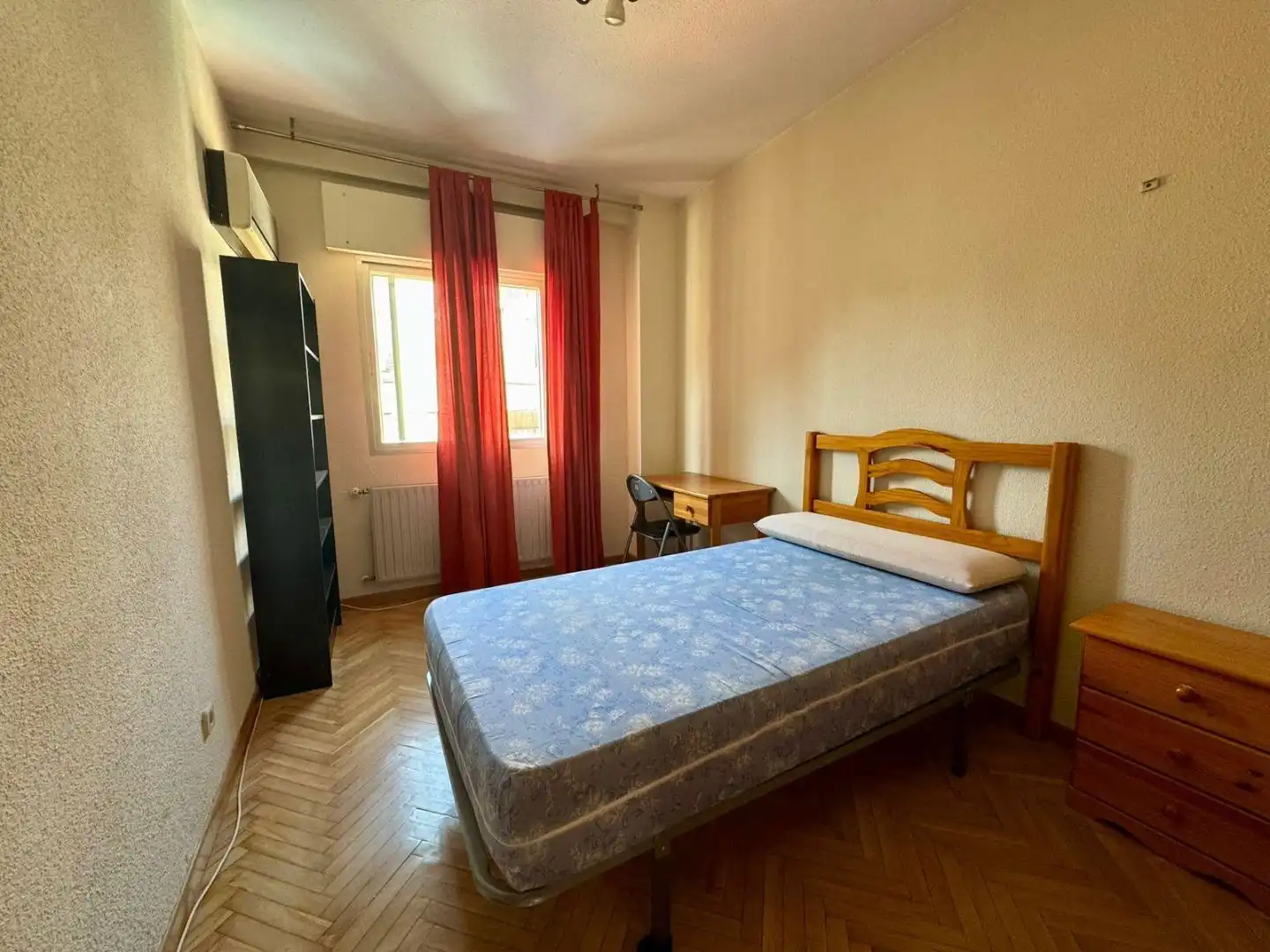 Flat for sale in Calle de las Almortas, 17, Valdeacederas Bedroom of Flat for sale in Madrid Capital with Air Conditioner and Swimming Pool