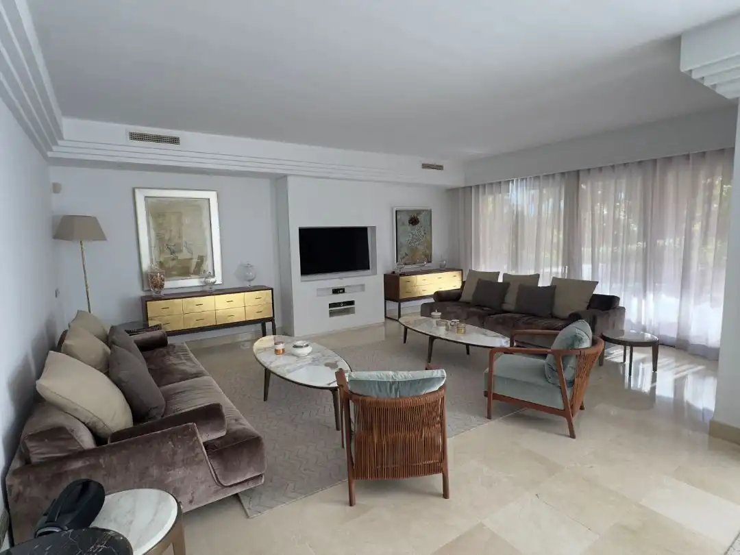 Apartamento en venta en Camino del Ángel, 1a, La Dama de Noche - La Alzambra Sala de estar de Apartamento en venta en Marbella con Aire acondicionado, Terraza y Piscina