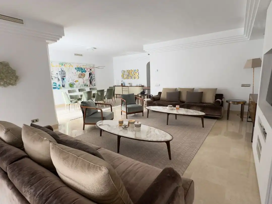 Apartamento en venta en Camino del Ángel, 1a, La Dama de Noche - La Alzambra Sala de estar de Apartamento en venta en Marbella con Aire acondicionado, Terraza y Piscina