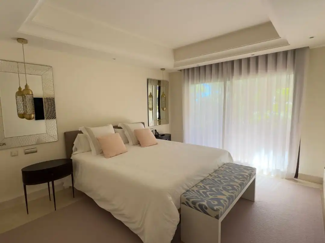 Apartamento en venta en Camino del Ángel, 1a, La Dama de Noche - La Alzambra Habitación de Apartamento en venta en Marbella con Aire acondicionado, Terraza y Piscina