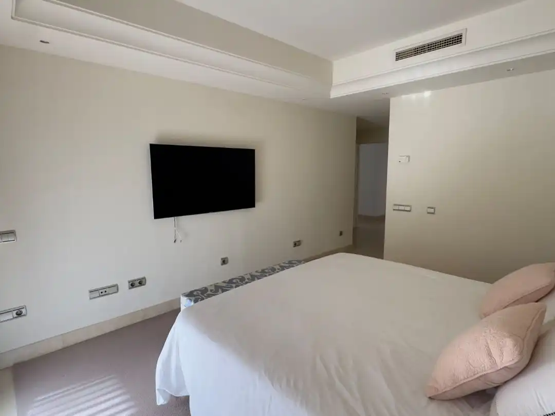 Apartamento en venta en Camino del Ángel, 1a, La Dama de Noche - La Alzambra Habitación de Apartamento en venta en Marbella con Aire acondicionado, Terraza y Piscina