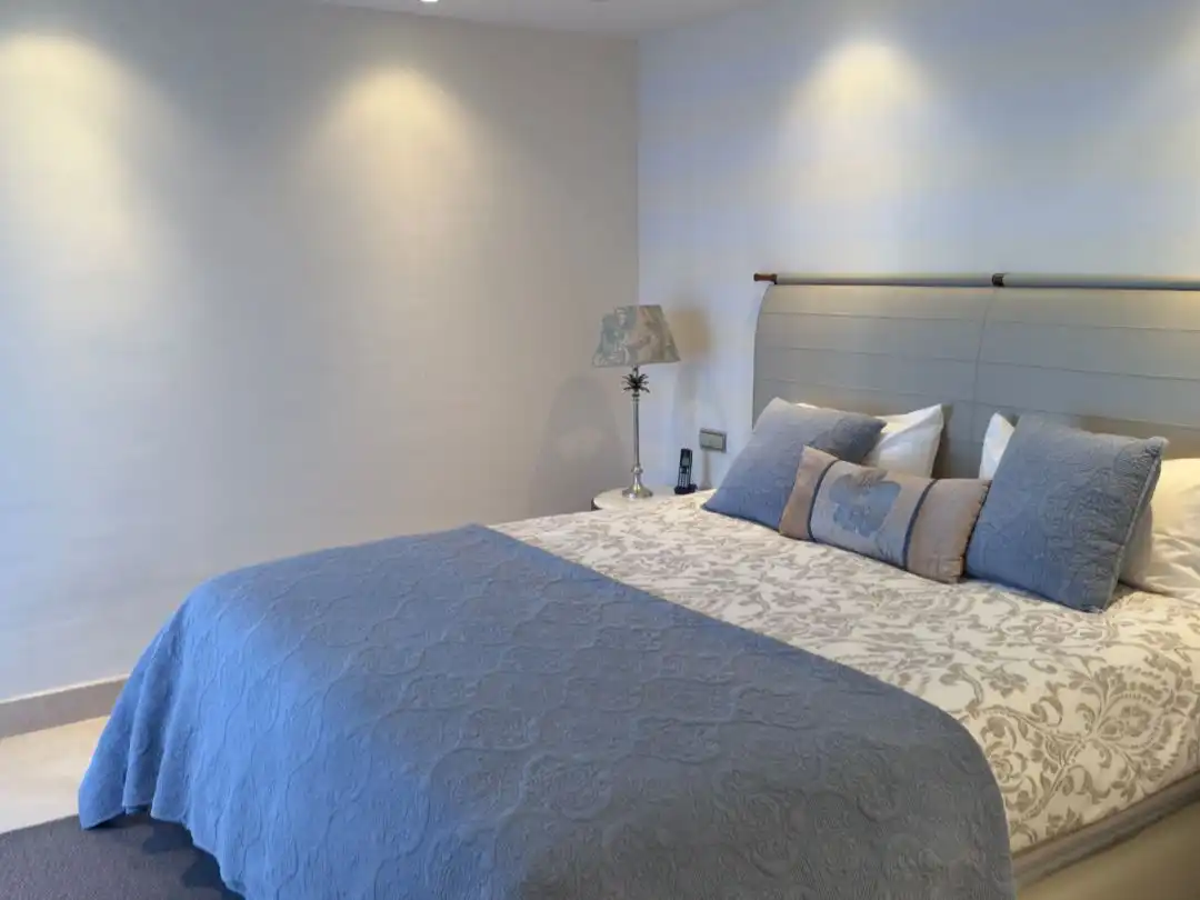 Apartamento en venta en Camino del Ángel, 1a, La Dama de Noche - La Alzambra Habitación de Apartamento en venta en Marbella con Aire acondicionado, Terraza y Piscina