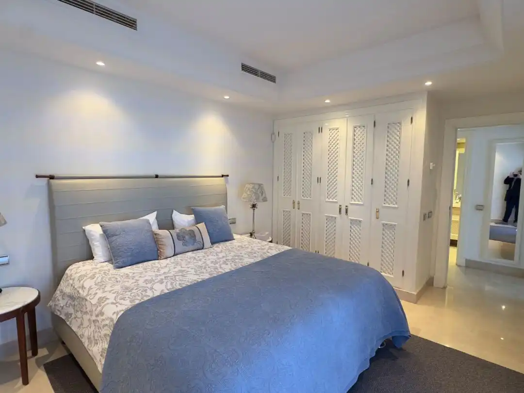 Apartamento en venta en Camino del Ángel, 1a, La Dama de Noche - La Alzambra Habitación de Apartamento en venta en Marbella con Aire acondicionado, Terraza y Piscina