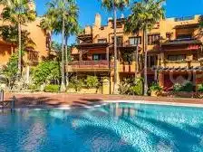 Apartamento en venta en Camino del Ángel, 1a, La Dama de Noche - La Alzambra Vista exterior de Apartamento en venta en Marbella con Aire acondicionado, Terraza y Piscina