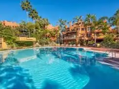Apartamento en venta en Camino del Ángel, 1a, La Dama de Noche - La Alzambra Vista exterior de Apartamento en venta en Marbella con Aire acondicionado, Terraza y Piscina