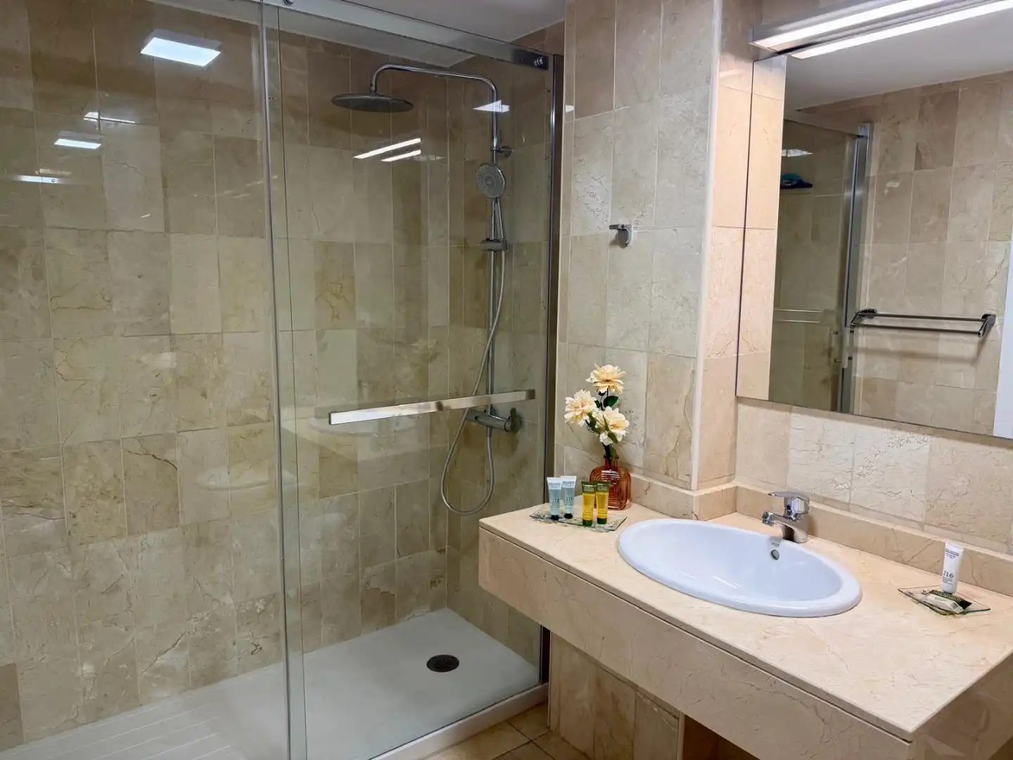 Flat for rent in Calle Sagunto, 15, Guanarteme Bathroom of Flat for rent in Las Palmas de Gran Canaria with Air Conditioner, Terrace and Furnished