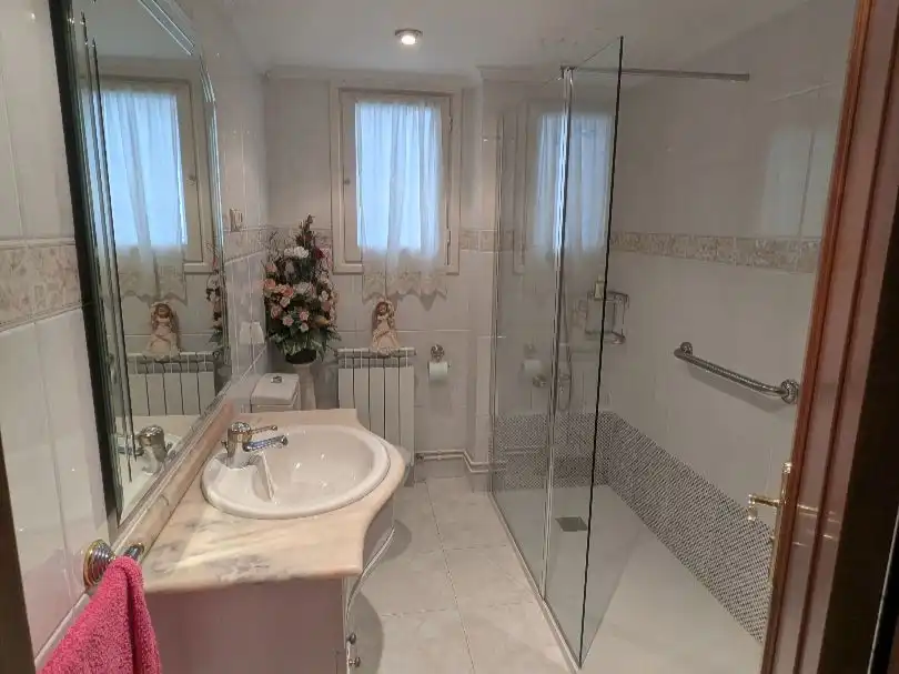 Piso en venta en Uistin Kalea, 3, Lasarte-Oria Baño de Piso en venta en Lasarte-Oria con Balcón