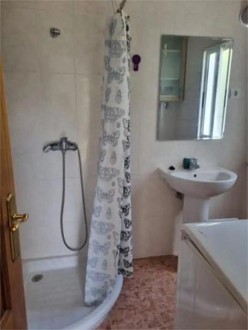 Einfamilien-Reihenhaus zur Miete in Sobrado (A Coruña) Badezimmer von Einfamilien-Reihenhaus zur Miete in Sobrado (A Coruña) mit Privatgarten, Terrasse und Abstellraum