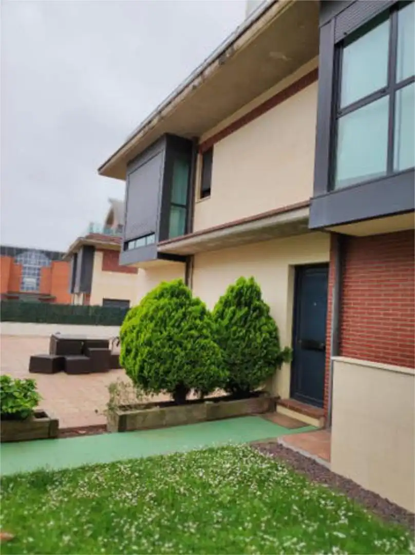 Wohnung zum Verkauf in Soto de la Marina Außenansicht von Wohnung zum Verkauf in Santa Cruz de Bezana mit Heizung, Privatgarten und Terrasse