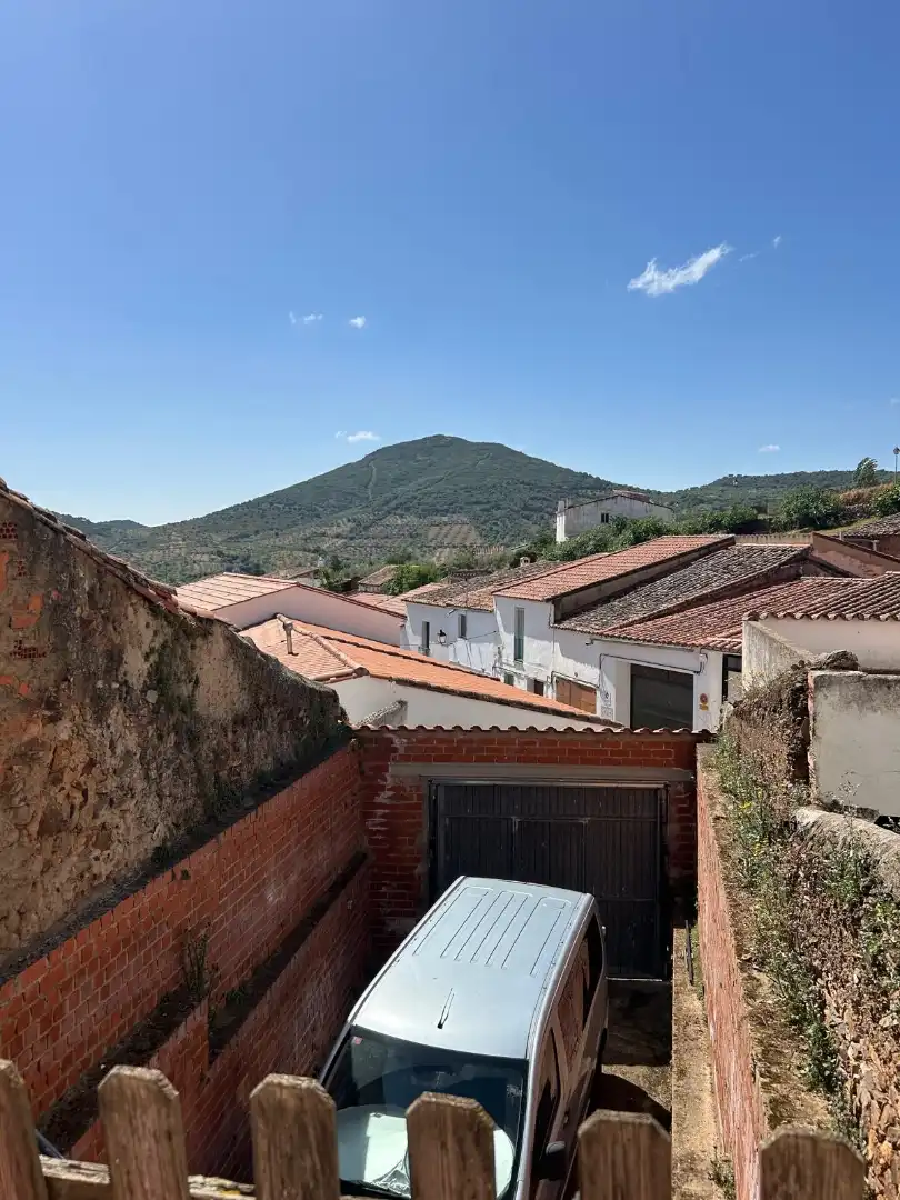 Vista exterior de Casa adosada en venda en Feria amb Traster, Moblat i Rentadora