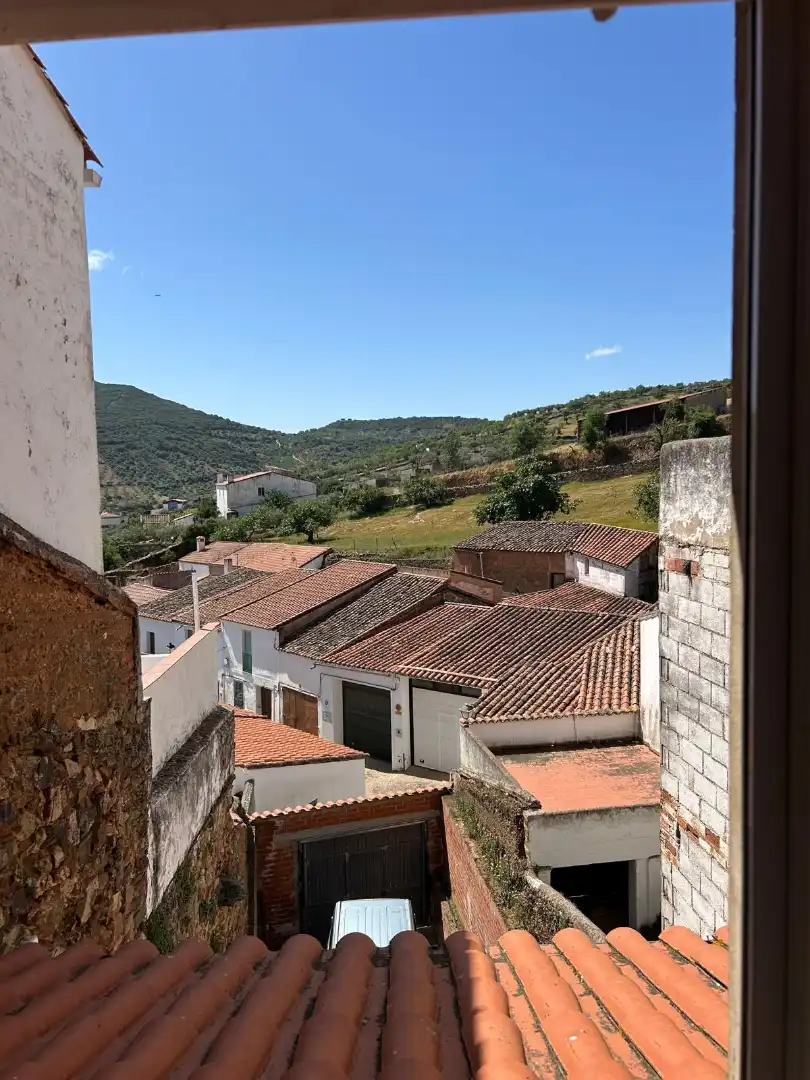 Vista exterior de Casa adosada en venda en Feria amb Traster, Moblat i Rentadora
