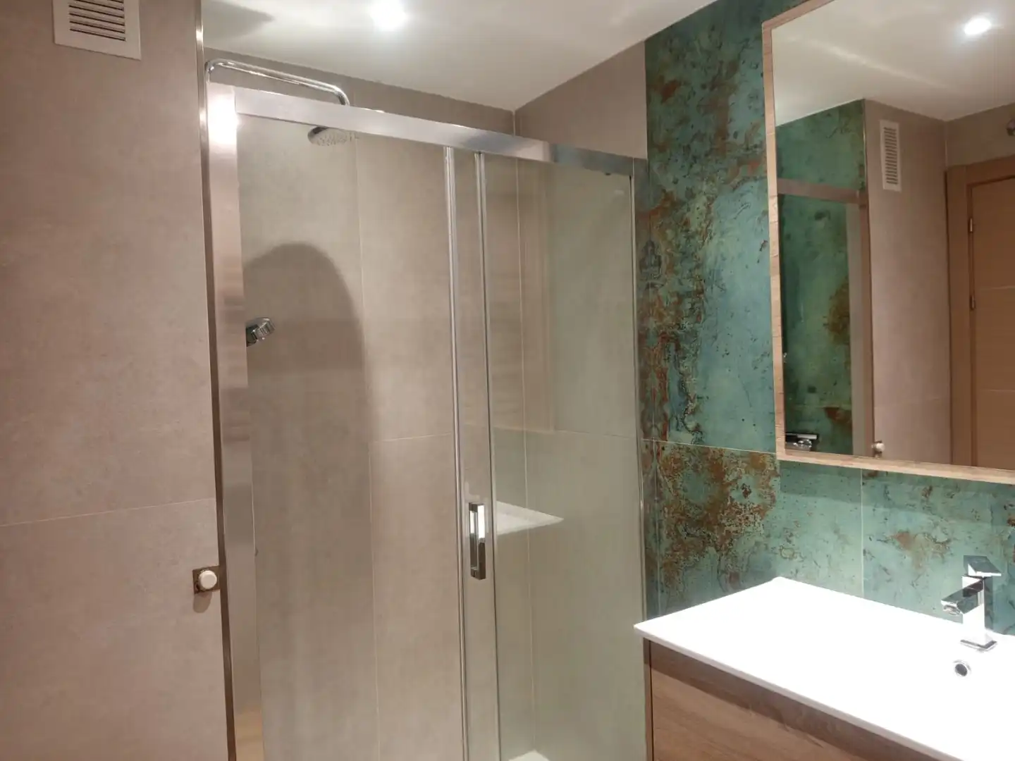 Ático en venta en Avenida de los Rosales, 64, Butarque Baño de Ático en venta en Madrid con Aire acondicionado, Calefacción y Jardín privado