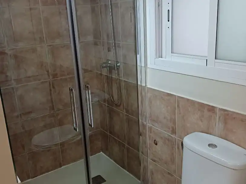 Piso de alquiler en Calle Grupo Oscar Carvallo, 7, La Calzada - La Florida Baño de Piso de alquiler en Sevilla con Aire acondicionado y Calefacción