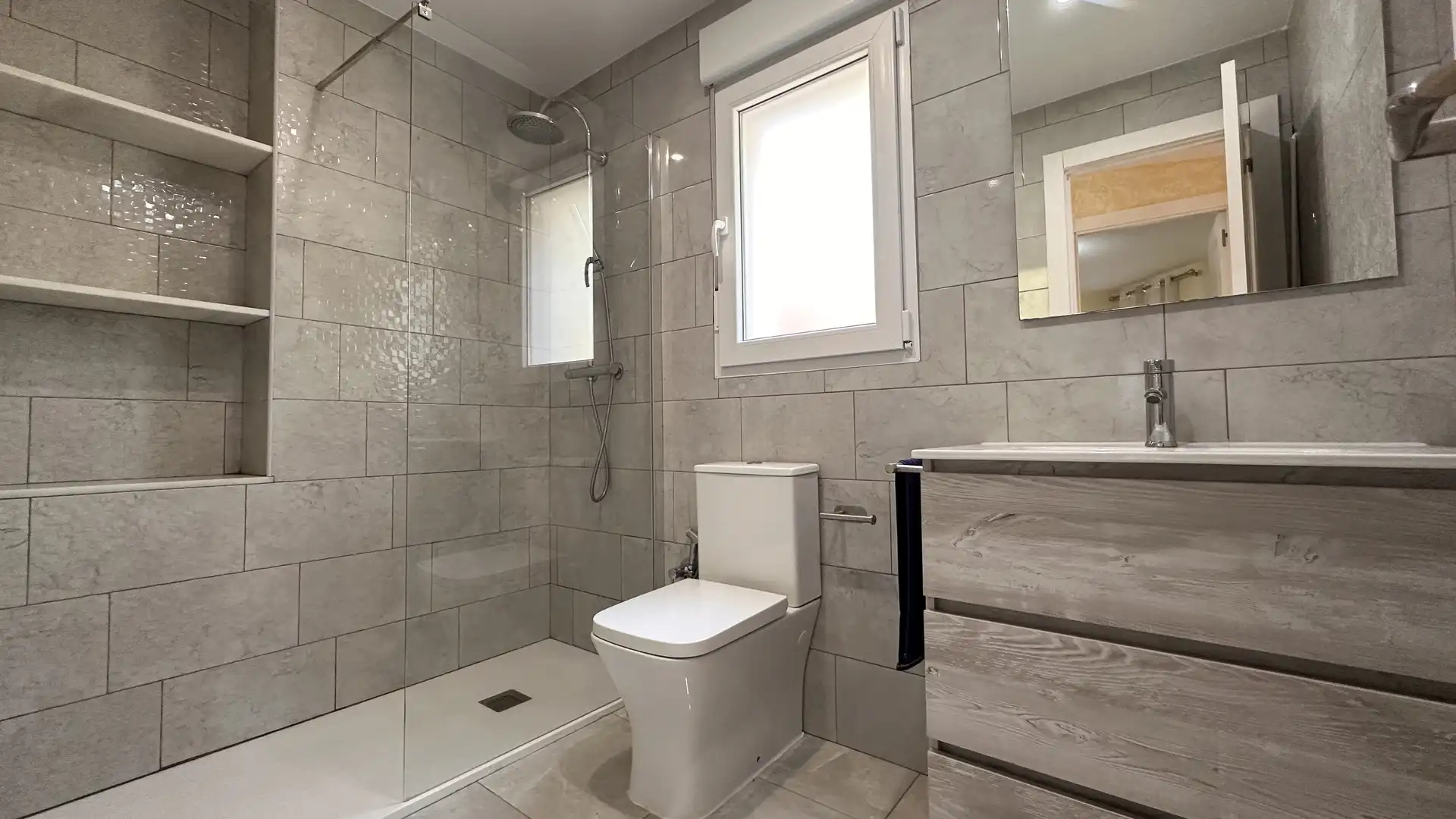 Houses for sale in Carrer de Les Garrigues, 20, La Móra Bathroom of Houses for sale in Tarragona Capital with Air Conditioner, Terrace and Swimming Pool