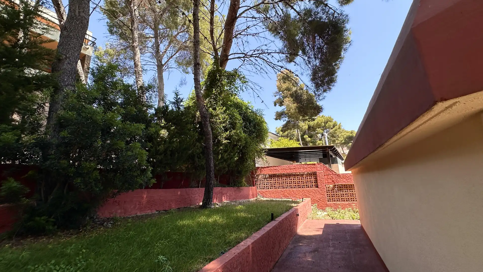 Houses for sale in Carrer de Les Garrigues, 20, La Móra Garden of Houses for sale in Tarragona Capital with Air Conditioner, Terrace and Swimming Pool