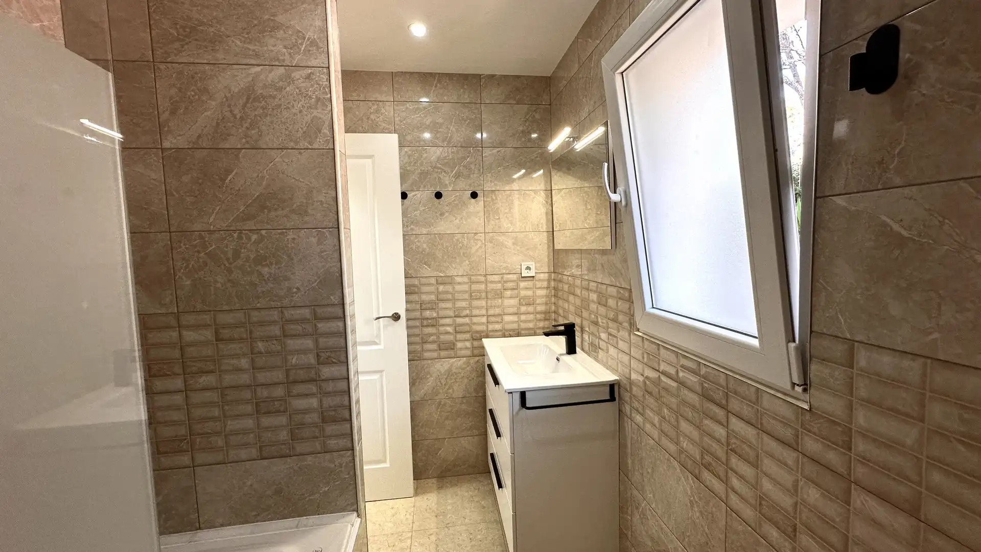 Houses for sale in Carrer de Les Garrigues, 20, La Móra Bathroom of Houses for sale in Tarragona Capital with Air Conditioner, Terrace and Swimming Pool