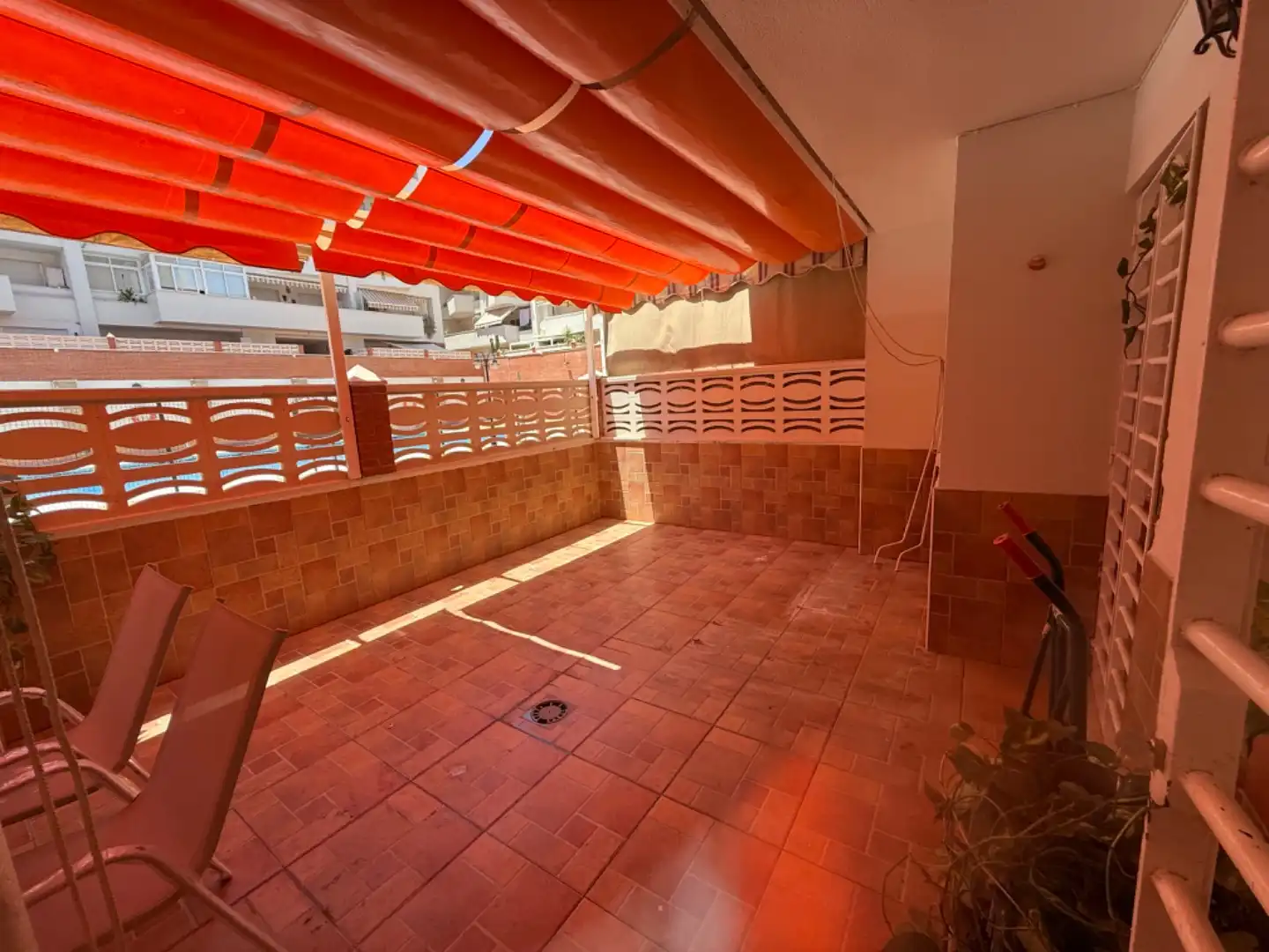 Piso en venta en Avenida Puerta del Mar, 45, Huerta Nueva Terraza de Piso en venta en Estepona con Parquet, Terraza y Piscina
