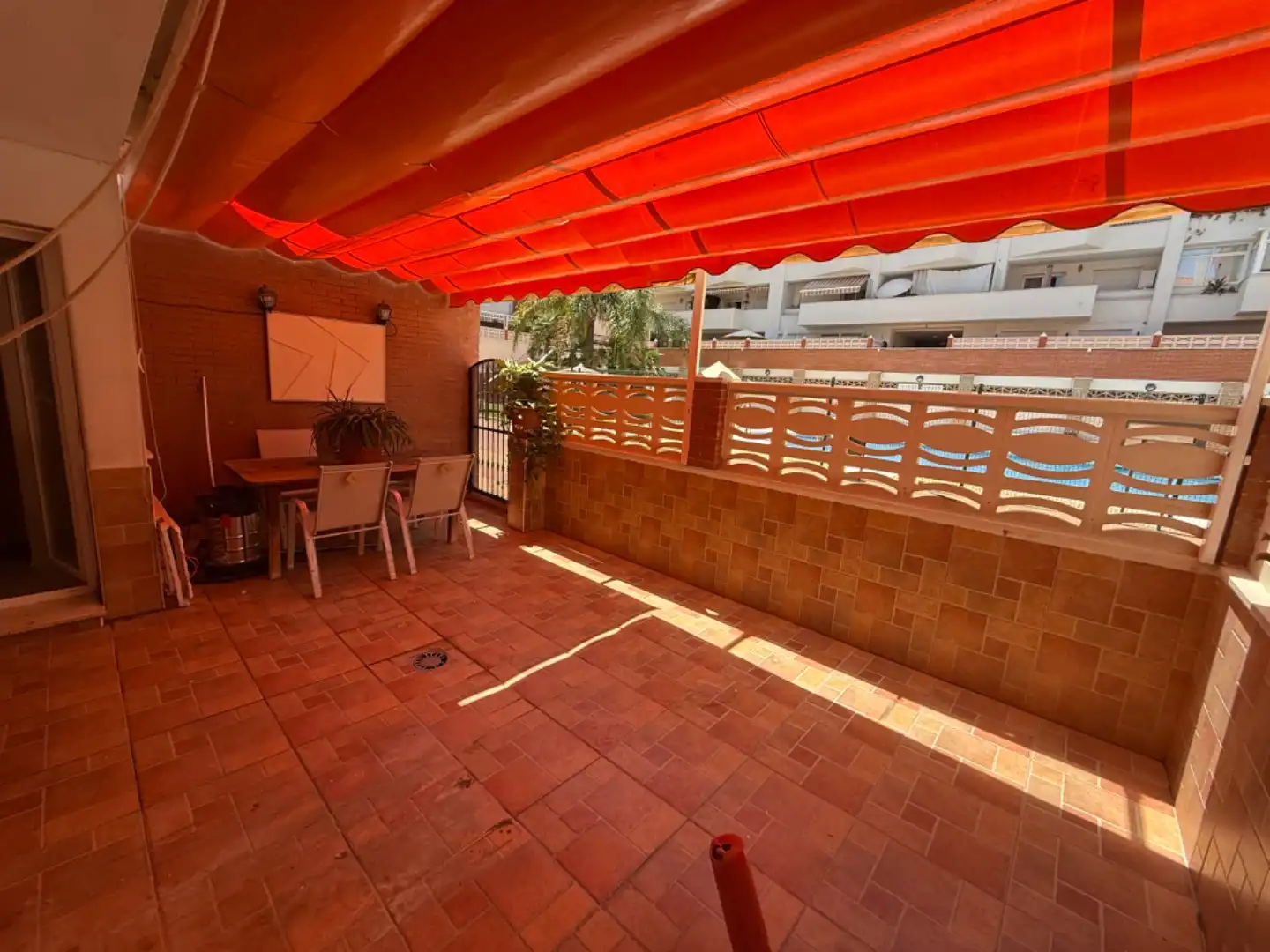 Piso en venta en Avenida Puerta del Mar, 45, Huerta Nueva Terraza de Piso en venta en Estepona con Parquet, Terraza y Piscina