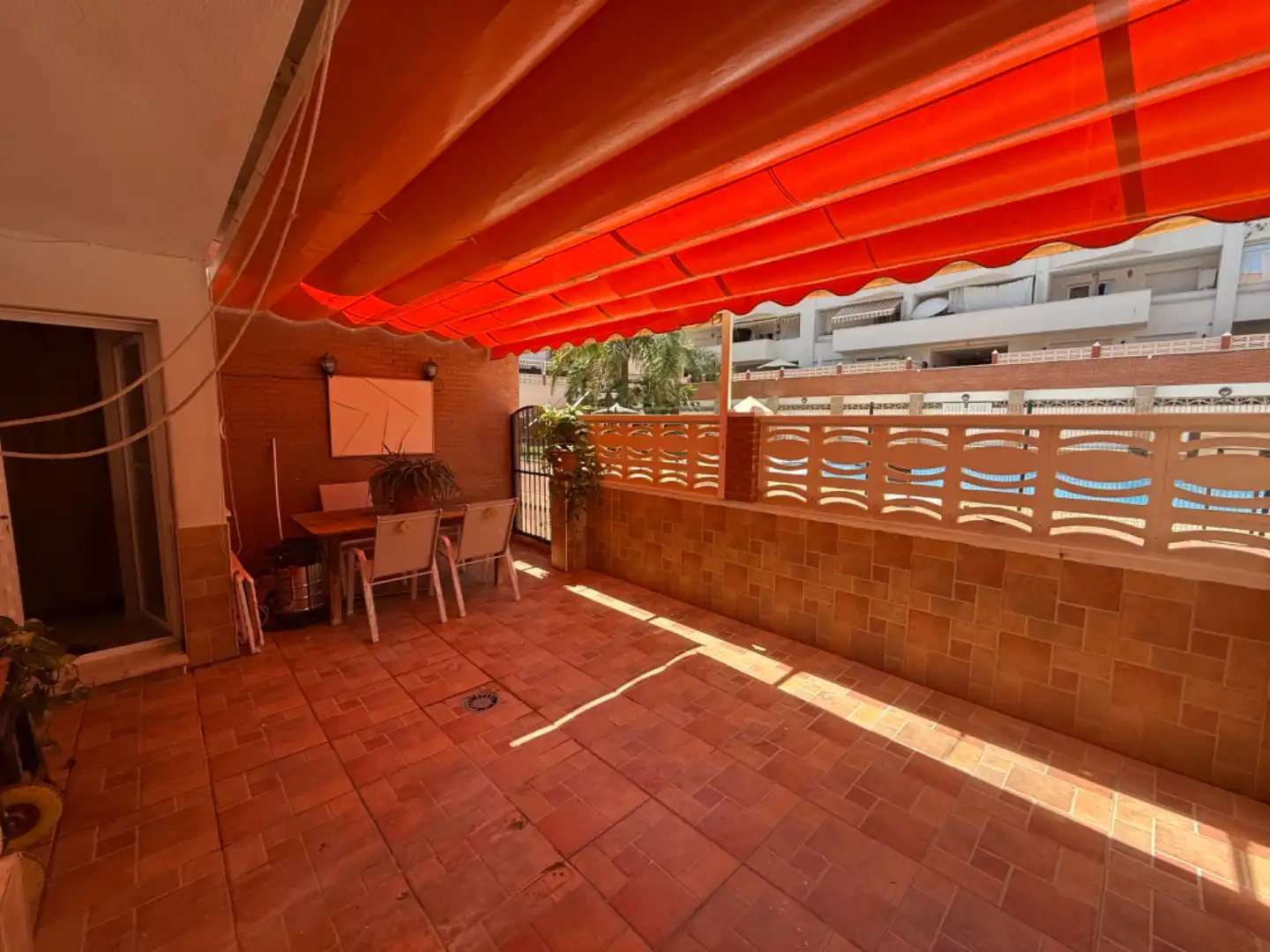 Piso en venta en Avenida Puerta del Mar, 45, Huerta Nueva Terraza de Piso en venta en Estepona con Parquet, Terraza y Piscina