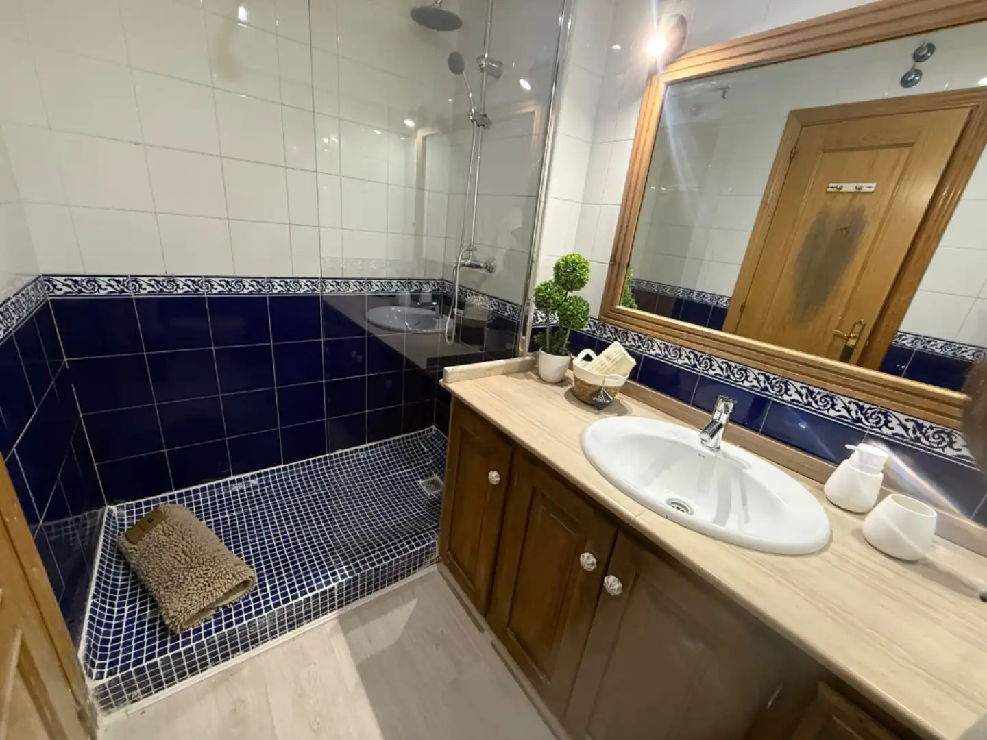 Piso en venta en Avenida Puerta del Mar, 45, Huerta Nueva Baño de Piso en venta en Estepona con Parquet, Terraza y Piscina