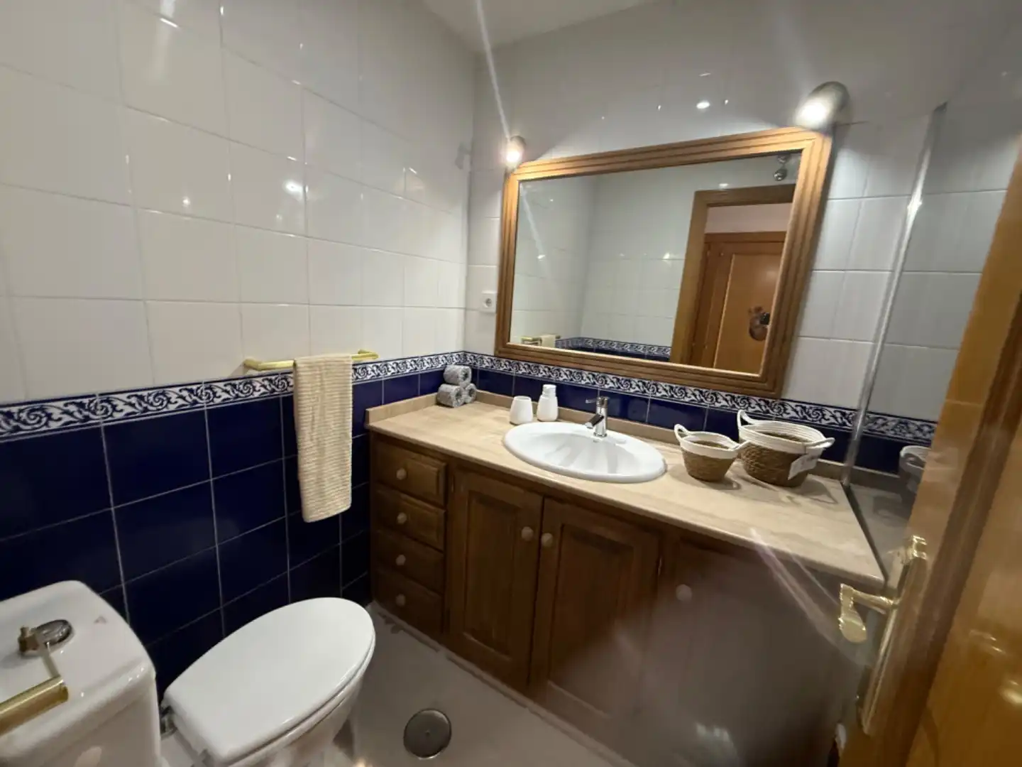 Piso en venta en Avenida Puerta del Mar, 45, Huerta Nueva Baño de Piso en venta en Estepona con Parquet, Terraza y Piscina