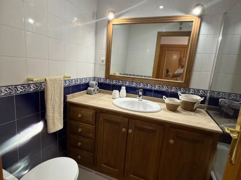 Piso en venta en Avenida Puerta del Mar, 45, Huerta Nueva Baño de Piso en venta en Estepona con Parquet, Terraza y Piscina