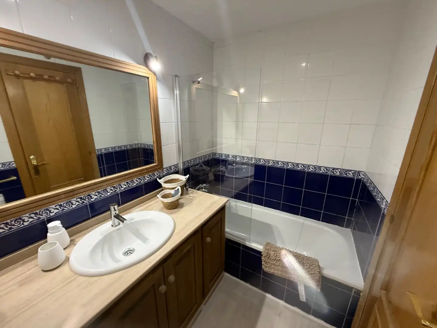 Piso en venta en Avenida Puerta del Mar, 45, Huerta Nueva Baño de Piso en venta en Estepona con Parquet, Terraza y Piscina