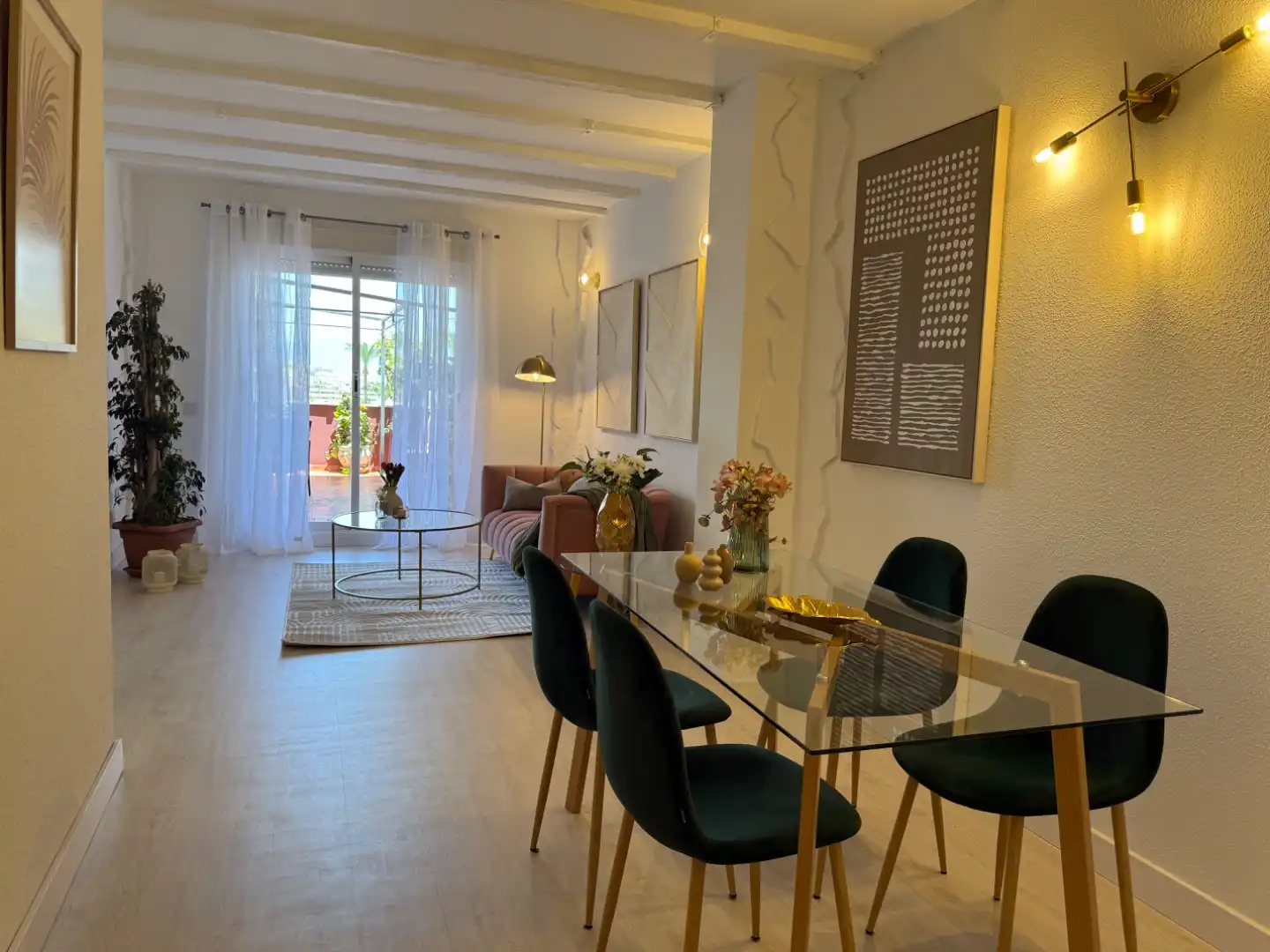 Piso en venta en Avenida Puerta del Mar, 45, Huerta Nueva Comedor de Piso en venta en Estepona con Parquet, Terraza y Piscina