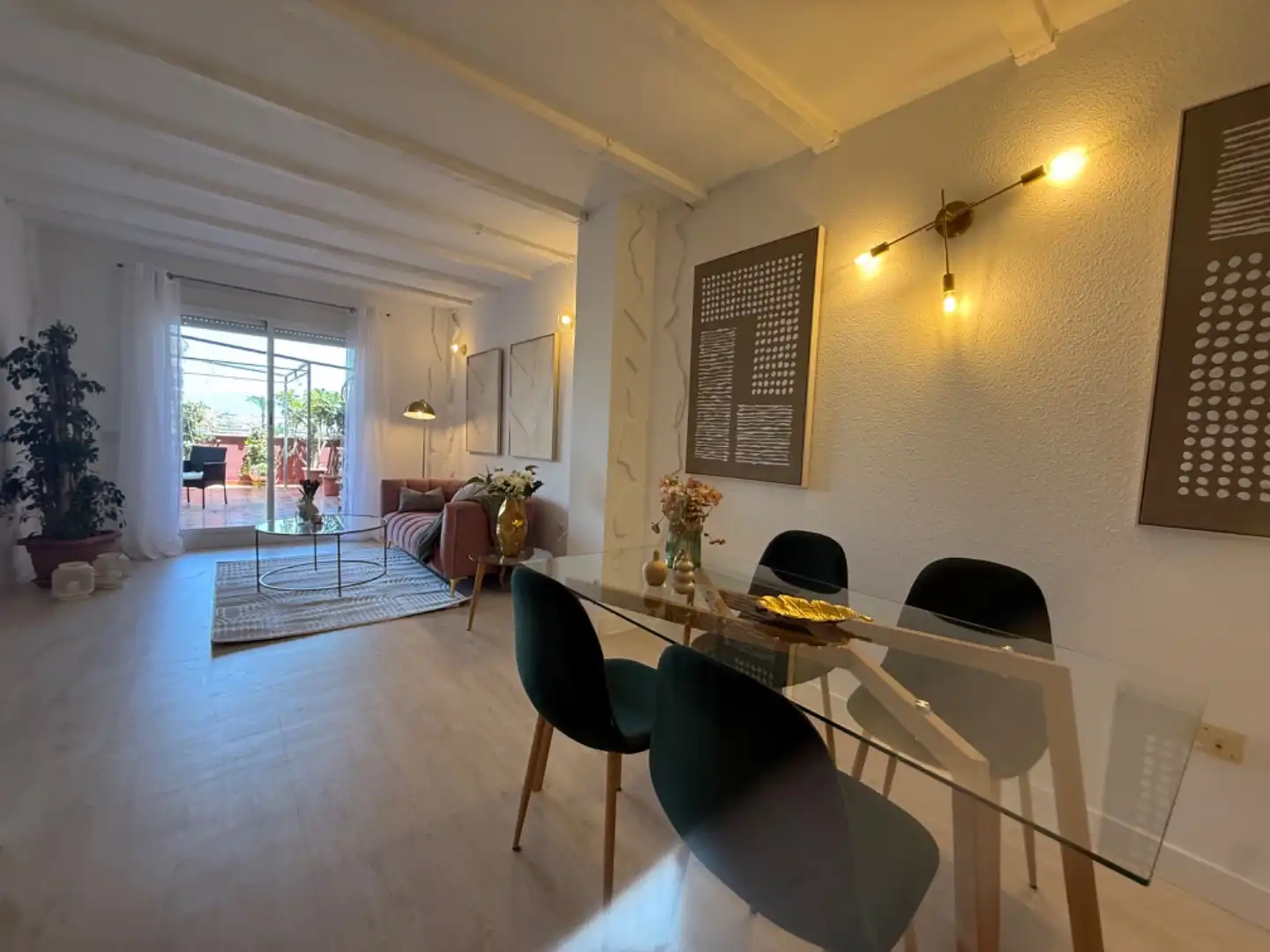 Piso en venta en Avenida Puerta del Mar, 45, Huerta Nueva Comedor de Piso en venta en Estepona con Parquet, Terraza y Piscina