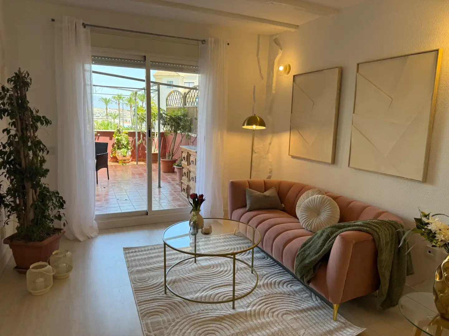 Piso en venta en Avenida Puerta del Mar, 45, Huerta Nueva Sala de estar de Piso en venta en Estepona con Parquet, Terraza y Piscina