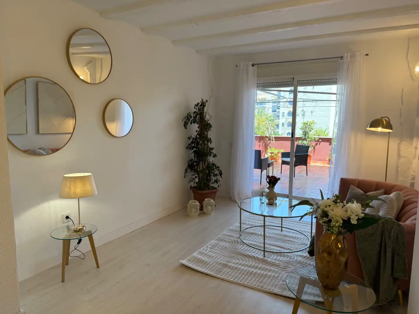 Piso en venta en Avenida Puerta del Mar, 45, Huerta Nueva Sala de estar de Piso en venta en Estepona con Parquet, Terraza y Piscina