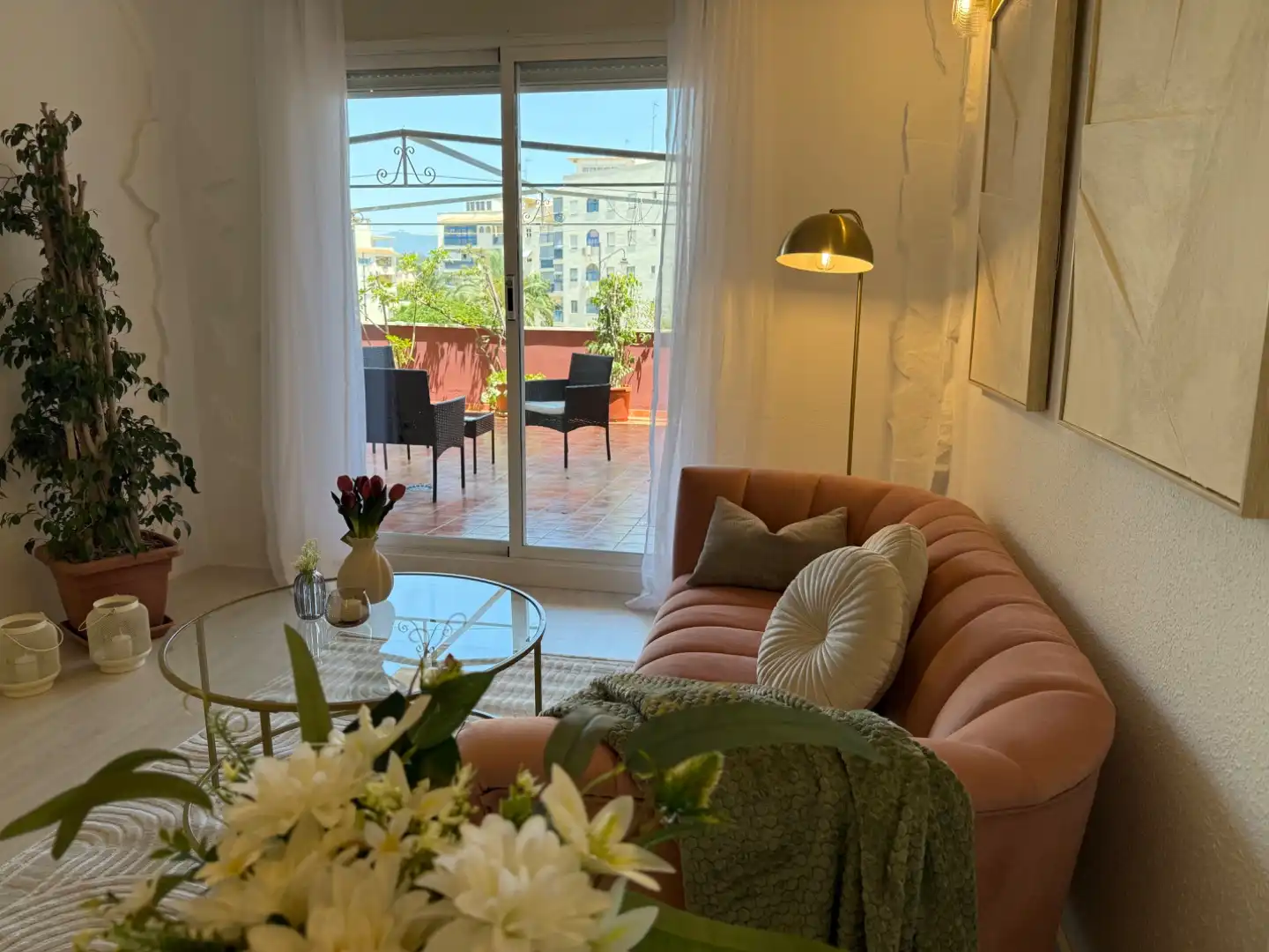Piso en venta en Avenida Puerta del Mar, 45, Huerta Nueva Sala de estar de Piso en venta en Estepona con Parquet, Terraza y Piscina