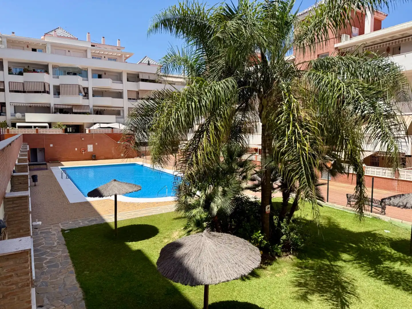 Piso en venta en Avenida Puerta del Mar, 45, Huerta Nueva Piscina de Piso en venta en Estepona con Parquet, Terraza y Piscina