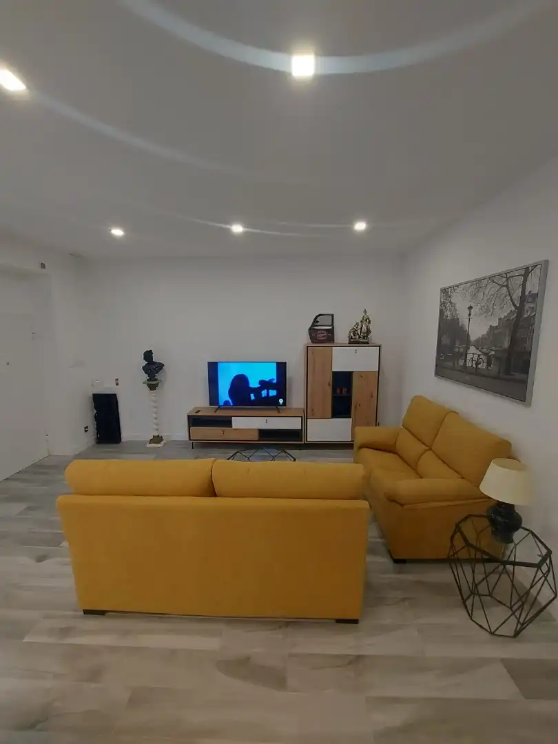 Loft de lloguer a Calle Frigiliana, 8, Los Guindos - Parque Mediterráneo - Santa Paula Sala d'estar de Loft de lloguer en Málaga Capital amb Aire condicionat