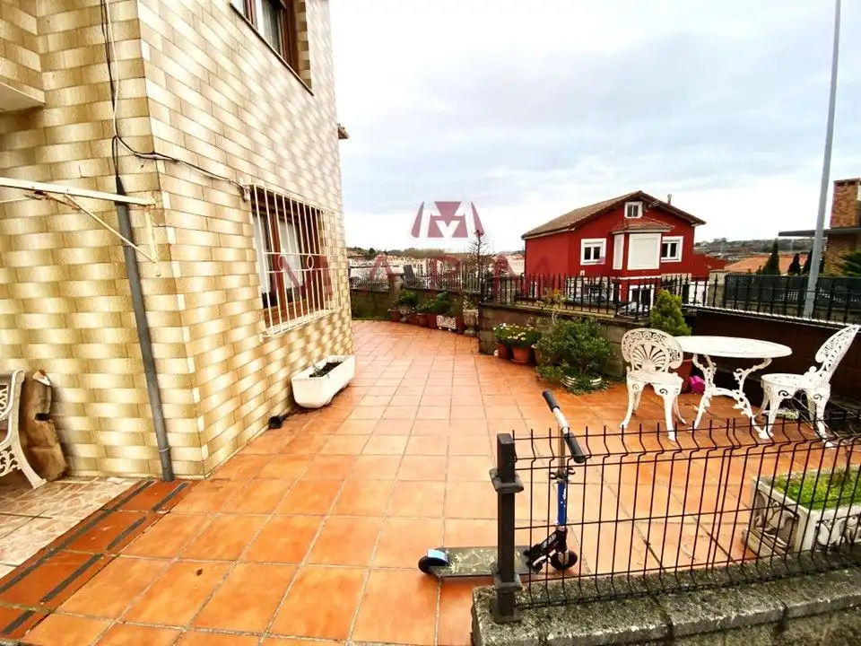 Wohnung zum Verkauf in Calle la Serna, 2, El Astillero Terrasse von Wohnung zum Verkauf in El Astillero mit Heizung, Privatgarten und Parkett
