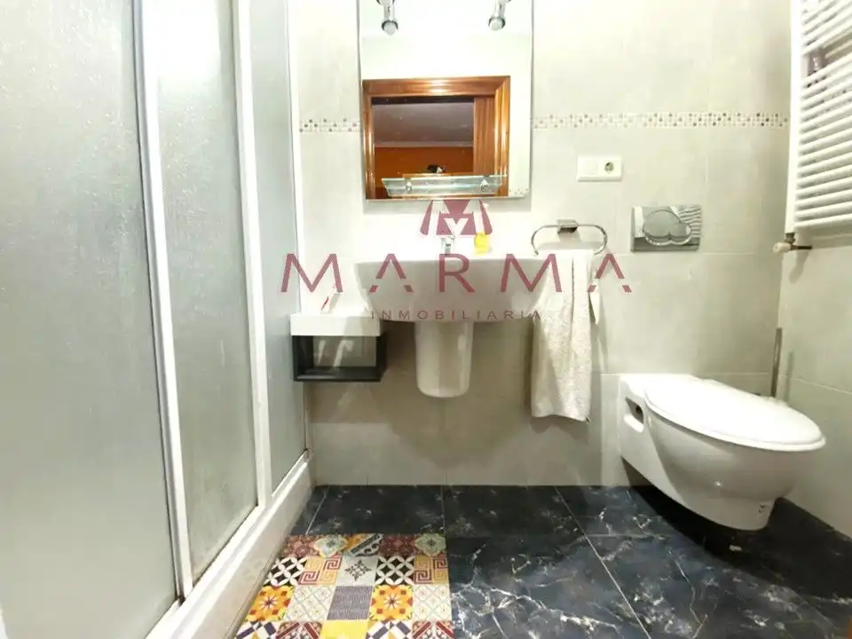 Wohnung zum Verkauf in Calle la Serna, 2, El Astillero Badezimmer von Wohnung zum Verkauf in El Astillero mit Heizung, Privatgarten und Parkett