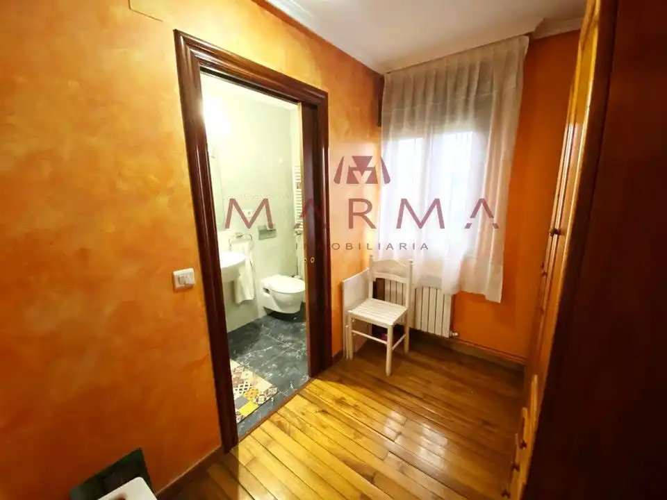 Wohnung zum Verkauf in Calle la Serna, 2, El Astillero Schlafzimmer von Wohnung zum Verkauf in El Astillero mit Heizung, Privatgarten und Parkett