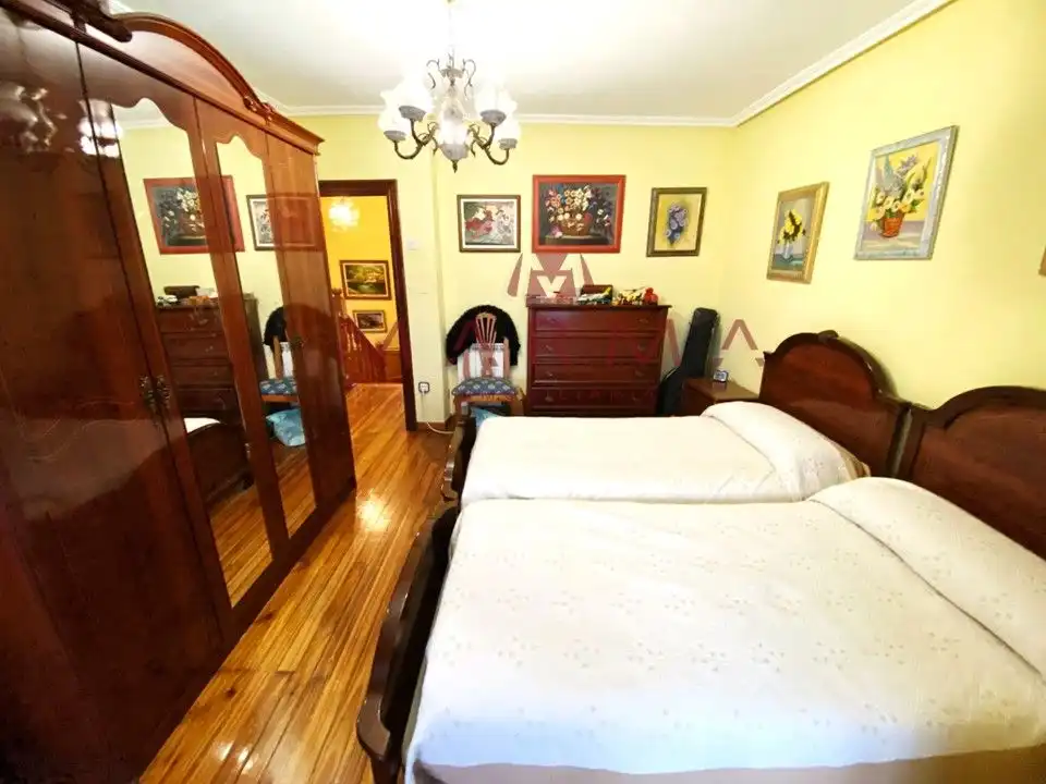 Wohnung zum Verkauf in Calle la Serna, 2, El Astillero Schlafzimmer von Wohnung zum Verkauf in El Astillero mit Heizung, Privatgarten und Parkett