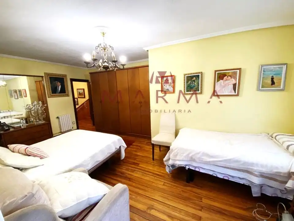 Wohnung zum Verkauf in Calle la Serna, 2, El Astillero Schlafzimmer von Wohnung zum Verkauf in El Astillero mit Heizung, Privatgarten und Parkett