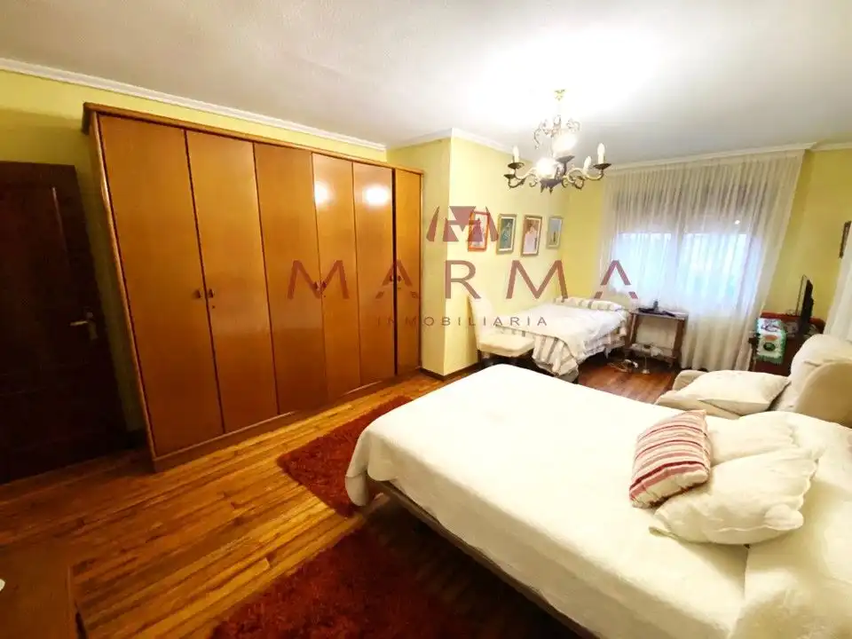 Wohnung zum Verkauf in Calle la Serna, 2, El Astillero Schlafzimmer von Wohnung zum Verkauf in El Astillero mit Heizung, Privatgarten und Parkett