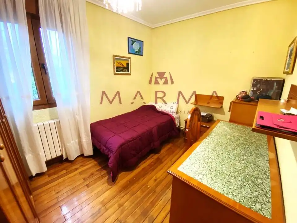 Wohnung zum Verkauf in Calle la Serna, 2, El Astillero Schlafzimmer von Wohnung zum Verkauf in El Astillero mit Heizung, Privatgarten und Parkett