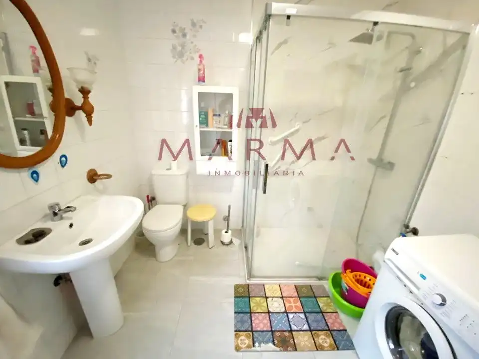 Wohnung zum Verkauf in Calle la Serna, 2, El Astillero Badezimmer von Wohnung zum Verkauf in El Astillero mit Heizung, Privatgarten und Parkett