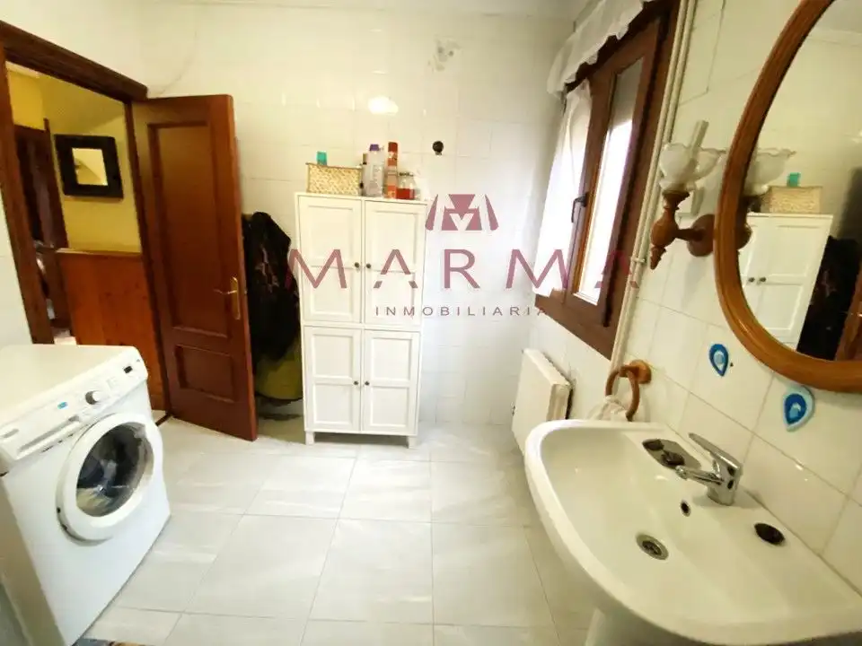 Wohnung zum Verkauf in Calle la Serna, 2, El Astillero Badezimmer von Wohnung zum Verkauf in El Astillero mit Heizung, Privatgarten und Parkett