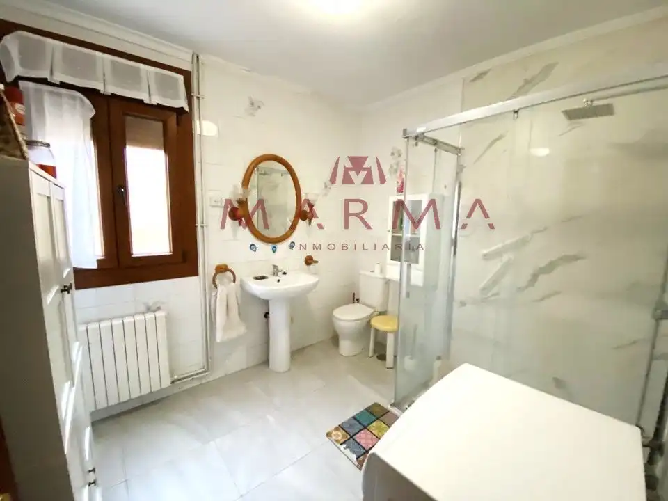 Wohnung zum Verkauf in Calle la Serna, 2, El Astillero Badezimmer von Wohnung zum Verkauf in El Astillero mit Heizung, Privatgarten und Parkett