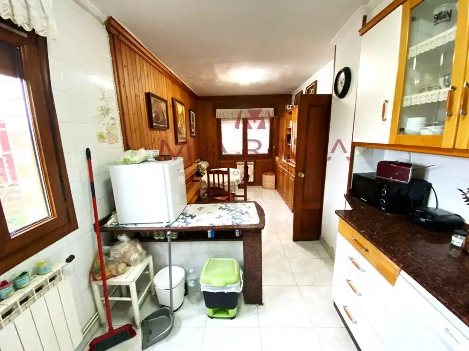 Wohnung zum Verkauf in Calle la Serna, 2, El Astillero Küche von Wohnung zum Verkauf in El Astillero mit Heizung, Privatgarten und Parkett